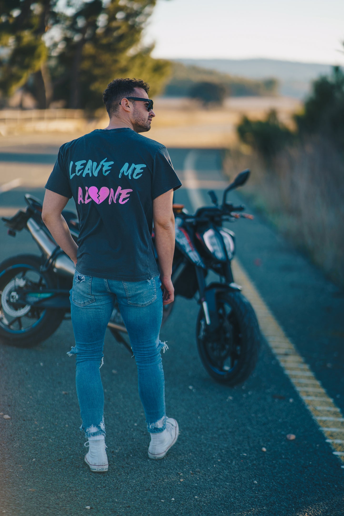 Camiseta "Leave me alone"